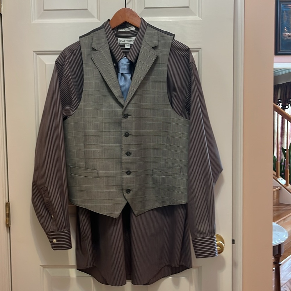 Gray Textured Wool Vest with Notched Lapels - Picture 4 of 4